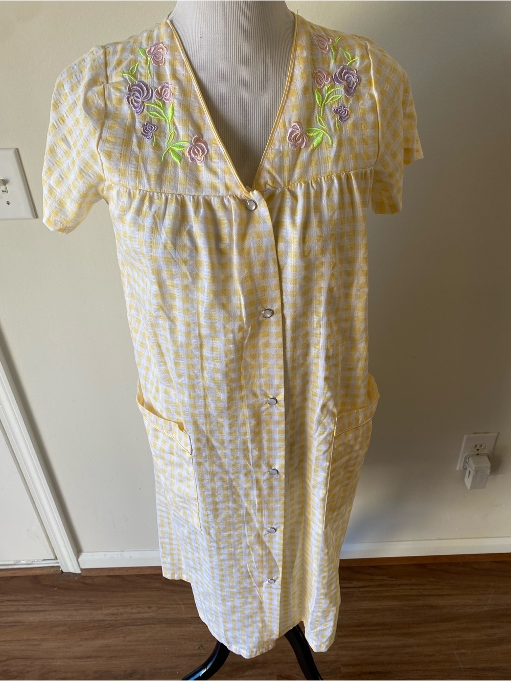 Vintage-Inspired Yellow Check Short Sleeve Housecoat with Floral Embroidery